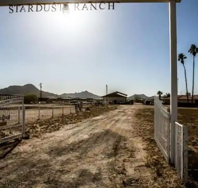 Indgangen til Stardust Ranch i Rainbow Valley i Arizona. (Foto: Travel Channel)