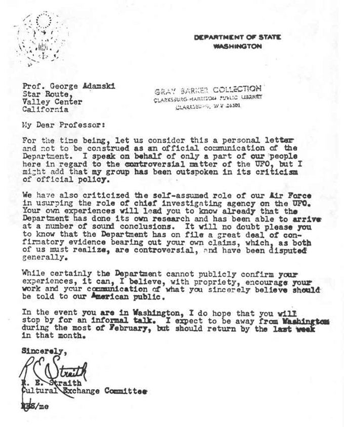 straithletter_680 I 1957 udarbejdede Gray Barker og Jim Moseley et falsk brev (signeret ”R.E. Straith”) til ufoprofeten George Adamski og fortalte Adamski, at det amerikanske udenrigsministerium var tilfreds med Adamskis forskning i ufoer. Brevet blev – kraftigt inspireret af alkohol – skrevet på udenrigsministeriets brevpapir, som Barker havde fået fingre i via en nær ven. Adamski og mange andre hoppede på limpinden. Barker blev efterfølgende bange for, at udenrigsministeriet ville straffe ham for at have brugt deres brevpapir til svindelnummeret. Af ren og skær paranoia ødelagde og bortskaffede han derfor den skrivemaskine, som han havde anvendt, og benægtede at have konstrueret brevet.