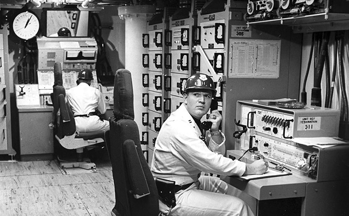 Den klassiske Malmstrom Air Force Base-ufohændelse i 1967 beskriver, hvordan ti atommissiler pludselig blev deaktiveret samtidig med, at mærkelige lys blev observeret nær basen. Luis Elizondo og Robert L. Hastings har begge fremhævet forbindelsen mellem ufoer og atomvåbenbaser og antydet, at aliens muligvis overvåger eller manipulerer atomvåben. Hastings har interviewet over 100 tidligere militæransatte, som beskriver ufooplevelser ved atomvåbenbaser, men disse udsagn er anekdotiske og kan ikke betragtes som videnskabelige beviser. Undersøgelser viser, at Malmstrom-hændelsen skyldtes et kortvarigt strømsvigt, og at ufoobservationen fandt sted otte dage senere i en by 50 km væk, hvilket tyder på, at hændelserne er blevet fejlagtigt koblet sammen. (Foto: Skeptoid)