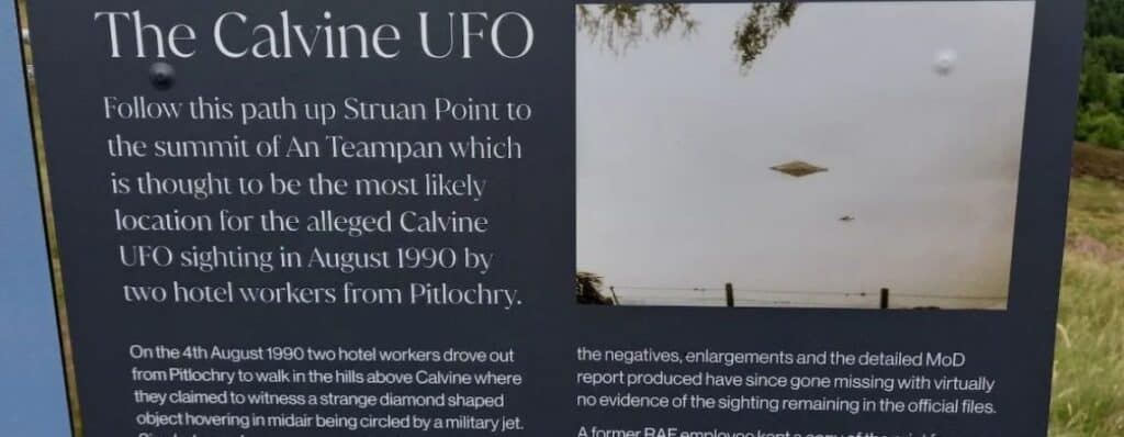 Hvad er Calvine UFO-fotoet? • Dato for observationen: 4. august 1990 • Sted: Calvine, Skotland • Vidner: To anonyme unge kokke • Observation: Et stort, lydløst rombeformet objekt og to (formodede) Harrier-fly • Antal fotos: Seks billeder – kun ét kendt offentligt • Billedets offentliggørelse: 12. august 2022 via Dr. David Clarke • Billedets oprindelige modtager: RAF’s Craig Lindsay • Fotografens navn: Angiveligt Kevin Russell • Billedets motiv: Stadig ukendt