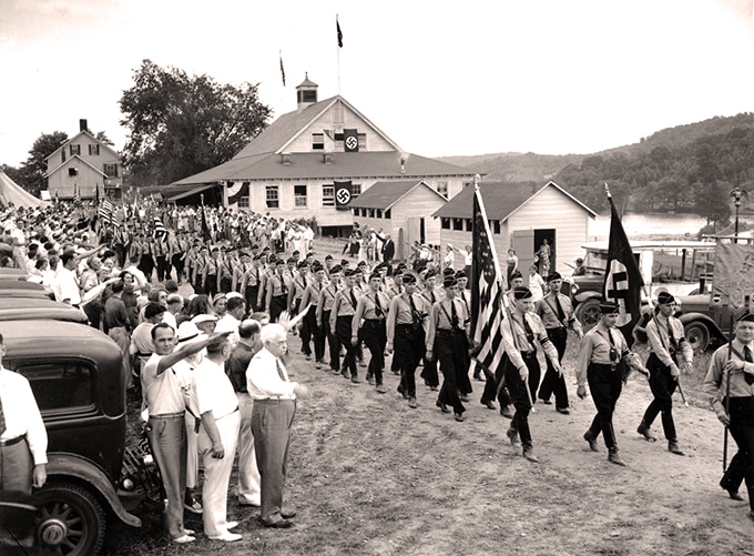 Både i årene før, under og efter Anden Verdenskrig har nazistiske bevægelser haft en ikke ubetydelig opbakning i USA, Storbritannien m.fl. På billedet marcherer næsten 1.000 uniformerede mænd iført hagekorsarmbånd og nazistiske bannere i New Jersey den 18. juli 1937. 