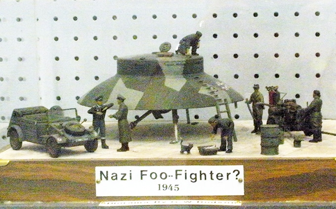 En lille del af udstillingen på Roswell UFO Museum i New Mexico, USA. Dioramaet er opbygget af G. W. Dodson.