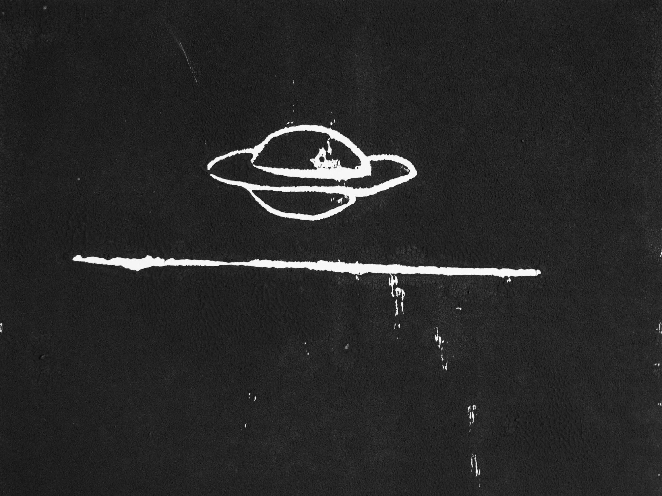 Et af bogens linoleumstryk, der viser et mere klassisk “saturn-formet” objekt.