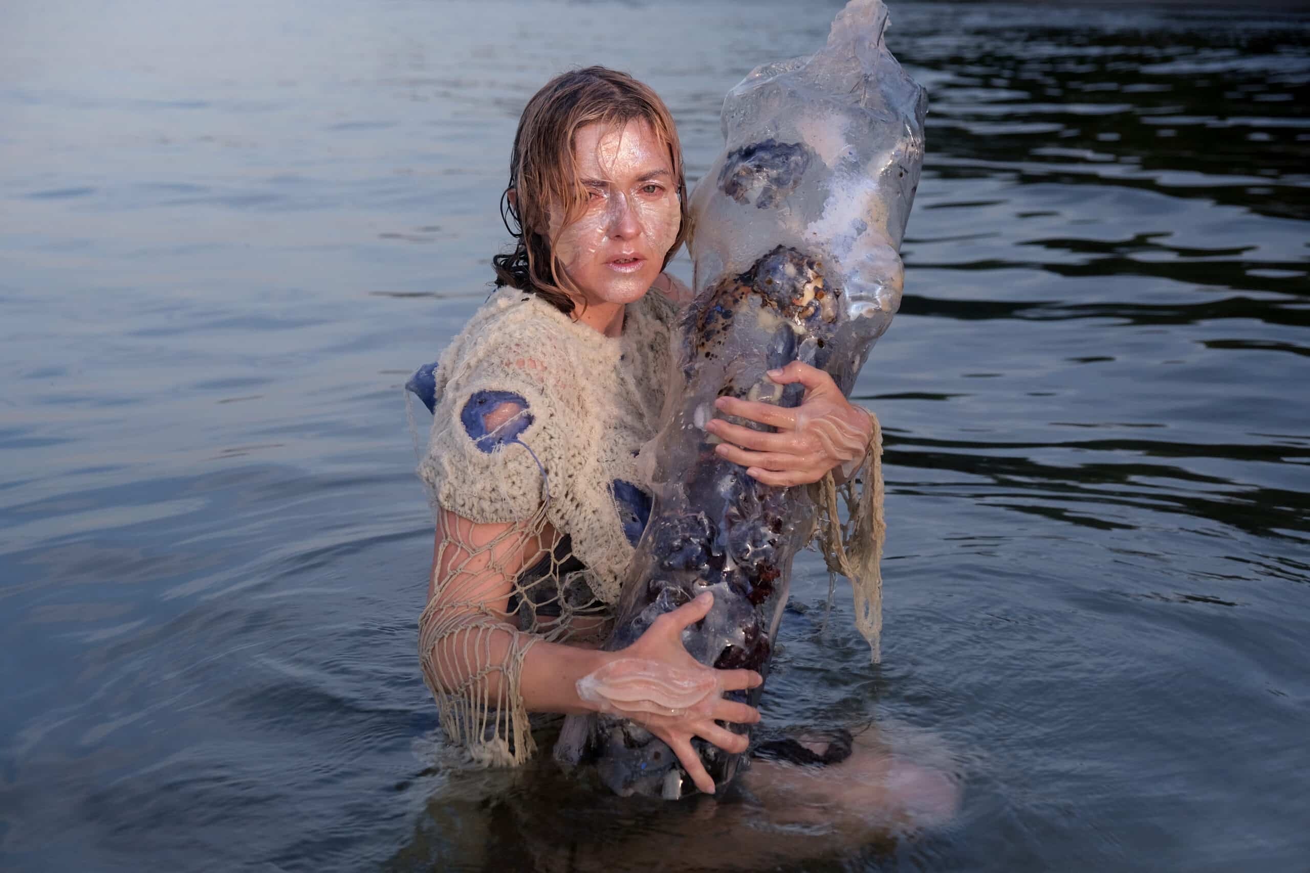 Sonja Strange med alien-væsnet ”Hydro”.