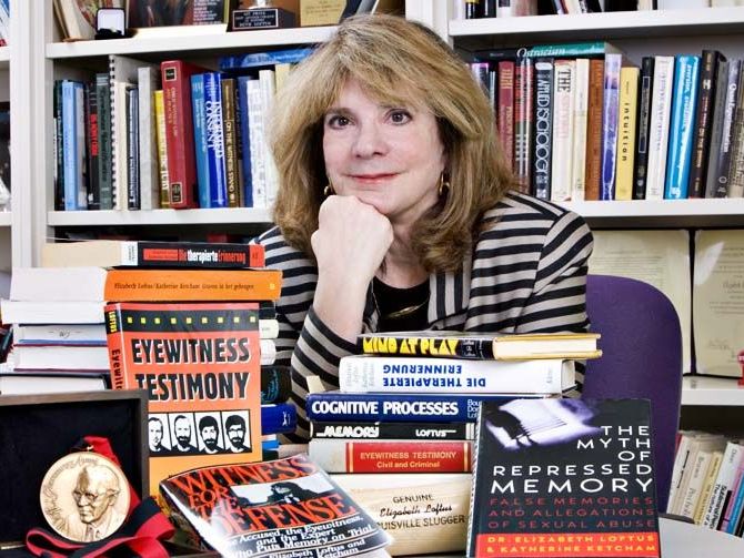Elizabeth Loftus foran hendes mange udgivelser om vidnepsykologi og hukommelse.