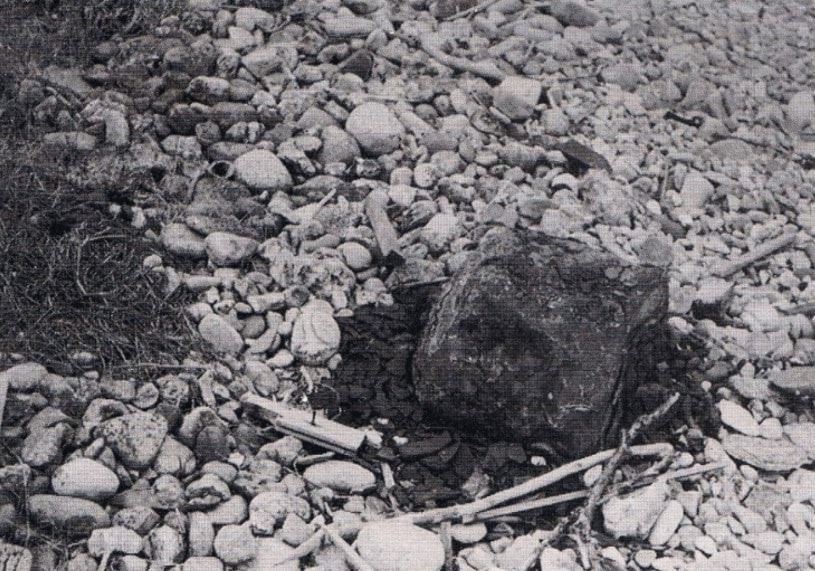 Eftersøgningen af det ”sorte noget", som tilsyneladende faldt fra objektet, ledte til fundet af en mærkelig klump på den nærliggende strand. Det viste sig senere at være en bunke kunstgødning, som en lokal landmand havde skaffet sig af med noget tid forinden.