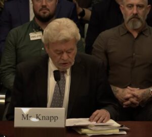 George Knapp med Jeremy Corbell lige bag sig.