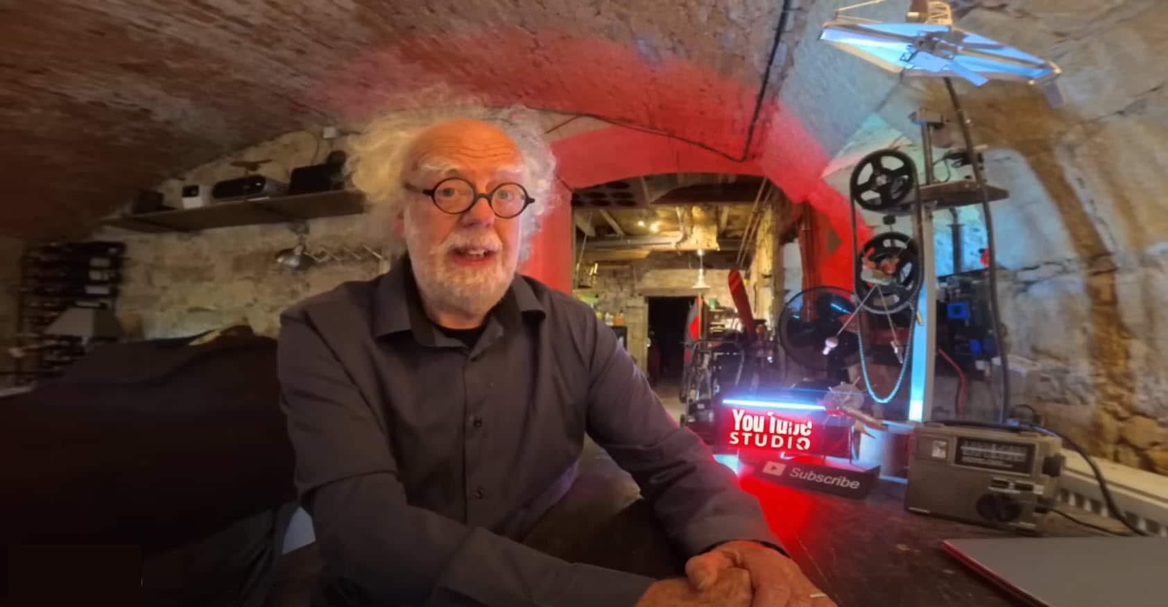 I sine ufo-videoer optræder Simon Holland som ”Professor Holland” – uden andet bevis for sin professor-titel end et nørdet udseende og et viltert hår. 