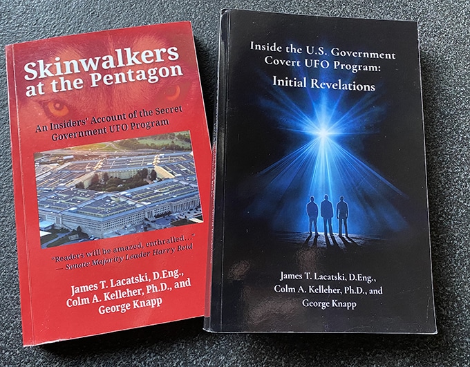 James T. Lacatski udgav hhv. den 10. oktober 2021 og 7. oktober 2023 bøgerne ”Skinwalkers at the Pentagon – An Insiders’ Account of the Secret Government UFO Program” og ”Inside the US Government Covert UFO Program – Initial Revelations” sammen med Colm A. Kelleher og George Knapp. (Foto: Kim Møller Hansen)