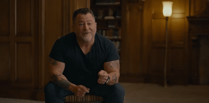 Uanset hvor og hvornår vi ser Elizondo, sender hans kropssprog samtidig et tydeligt signal om, at her er en gut, vi alle sammen gerne vil være venner med – og kan tro på. 