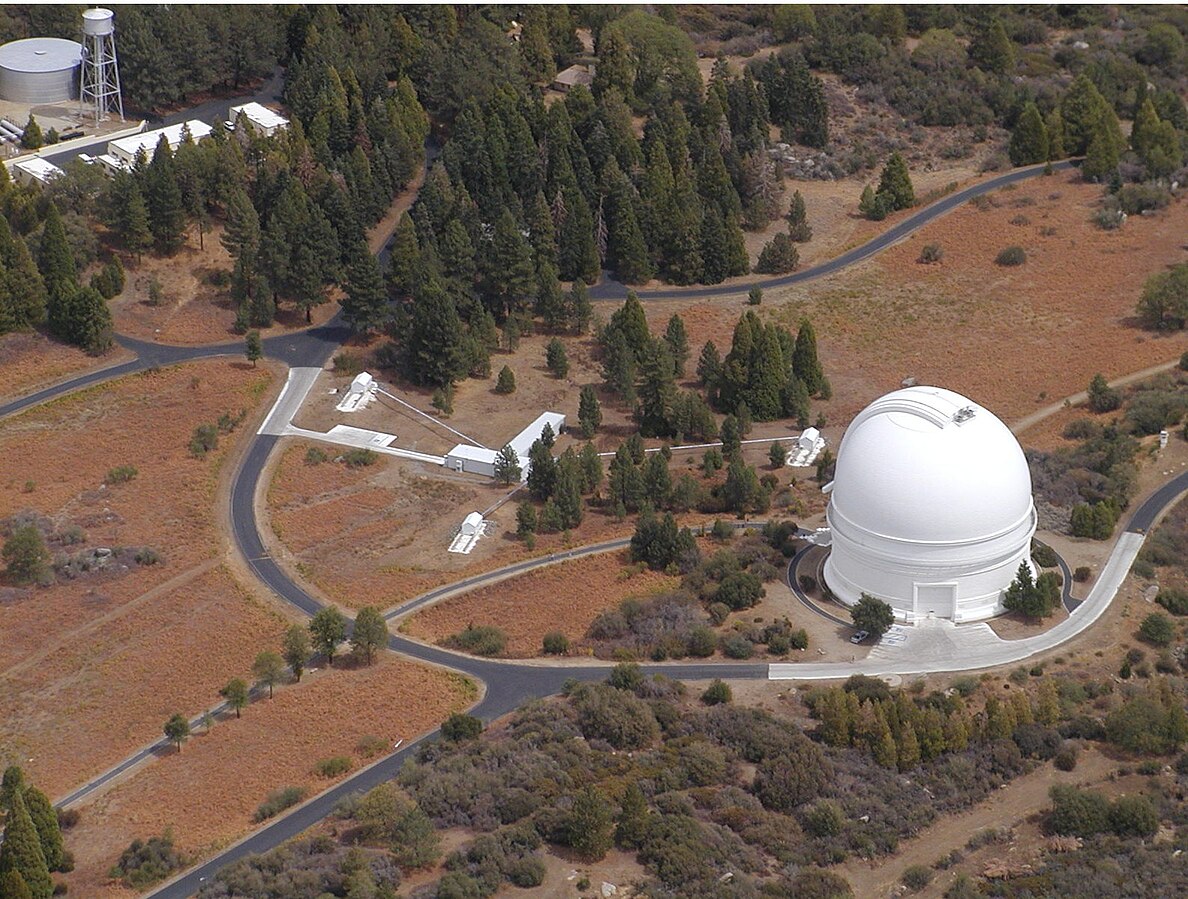 Mount Palomar-observatoriet ligger i det sydlige Californien og har siden 1949 huset nogle af verdens mest avancerede teleskoper. Det mest kendte er Hale-teleskopet på 5 meter, som i mange år var verdens største optiske teleskop. Observatoriet har spillet en central rolle i moderne astronomi – fra opdagelsen af fjerne galakser til undersøgelser af mørkt stof – og det var netop herfra Beatriz Villarroel og hendes forskerhold analyserede de gamle fotografiske plader med de mystiske lysglimt.
