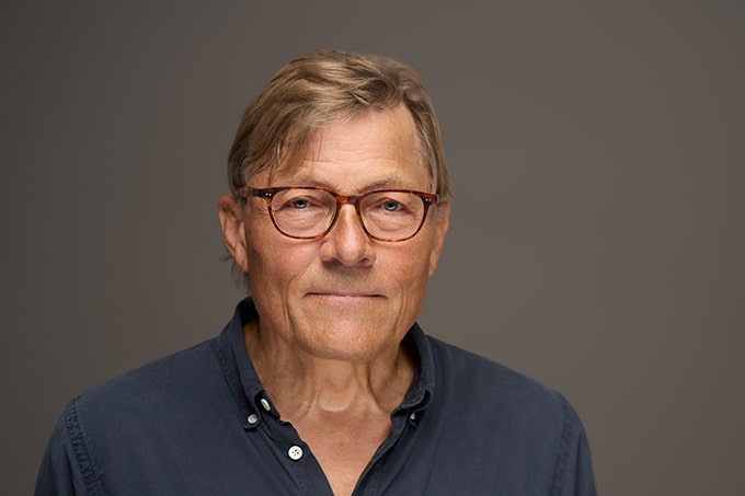 Ole Retsbo (f. 1958) er historiker, journalist og tv-dokumentarist og har i mange år stået bag historiske dokumentarprogrammer- og serier, især for DR2 og DR K. Bl.a. en temalørdag om ufoer sendt på DR2 den 29. november 2008 – og genudsendt flere gange. Ole Retsbo er forfatter til ”Dagmars sidste Rejse” (2006) om den danske prinsesse, der blev kejserinde af Rusland, ”Danmark i den kolde krig – de afgørende beslutninger” (2008) og ”Konspiration? Myter og facts om terrorangrebet d. 11. september 2001” (2011). Ole Retsbo er uddannet på Københavns Universitet og American University, Washington D.C., USA.