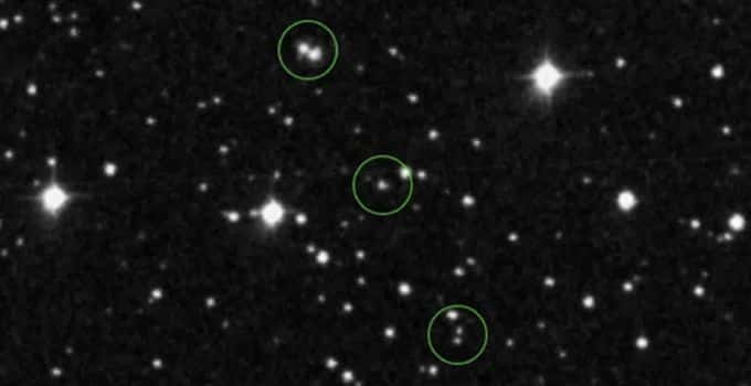 Tre lysglimt (grønne cirkler) på linje fanget på en fotografisk plade optaget på Mount Palomar Observatoriet d. 19. juli 1952. Forskerne finder en sådan formation svær at forklare med kendte naturfænomener. 