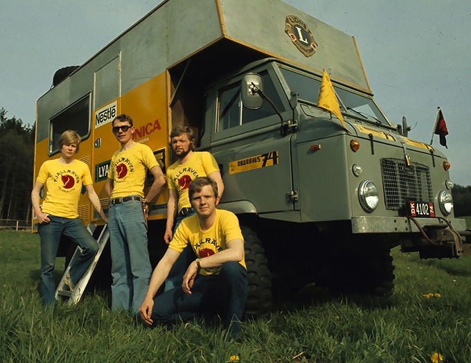 Den 17. april 1974 drog (fra venstre) John Buch, Bent Hunderup, Preben Johansen og Klaus Aarsleff (forrest på hug) ud på en et år lang ekspedition til Indien. Gruppen havde ombygget en Land Rover, så de fire unge mænd kunne bo i bilen under de mange tusinde kilometers søgen efter fortidsgåder og overnaturlige fænomener. (Foto: Klaus Aarsleff)