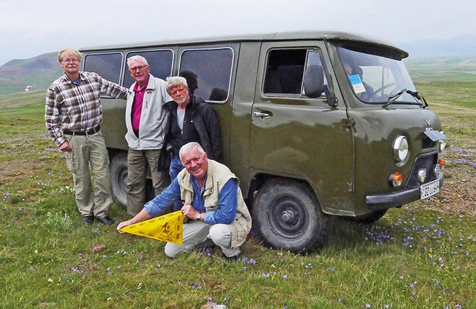 40 år senere, i foråret 2014, blev det gamle firemandshold samlet igen og drog ud på en ekspedition til Armenien i en russisk mandskabsvogn. Til venstre står John, dernæst Bent og Preben, og Klaus sidder foran Preben. (Foto: Klaus Aarsleff)