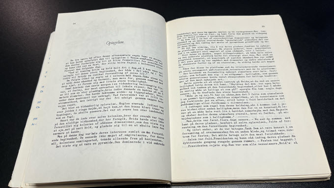 Bogen var holdt i et simpelt udstyr med maskinskrevne sider. En teknik, der blev brugt til billigbøger helt op til sidste i 1980'erne.