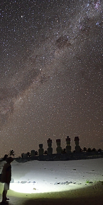 Klaus Aarsleff skriver i bogen om dette flotte foto: ”En nat på Påskeøen tog jeg dette foto med Mælkevejens stjernebånd over stenstøtterne. Så kan man som søgende menneske vel næppe ønske sig et mere dramatisk øjeblik.” (Foto: Klaus Aarsleff)