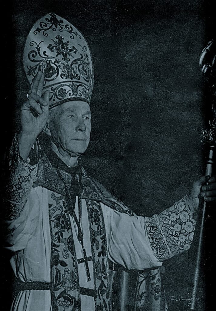 Otto Viking i fuldt ornat som biskop i den Liberal Katolske Kirke.