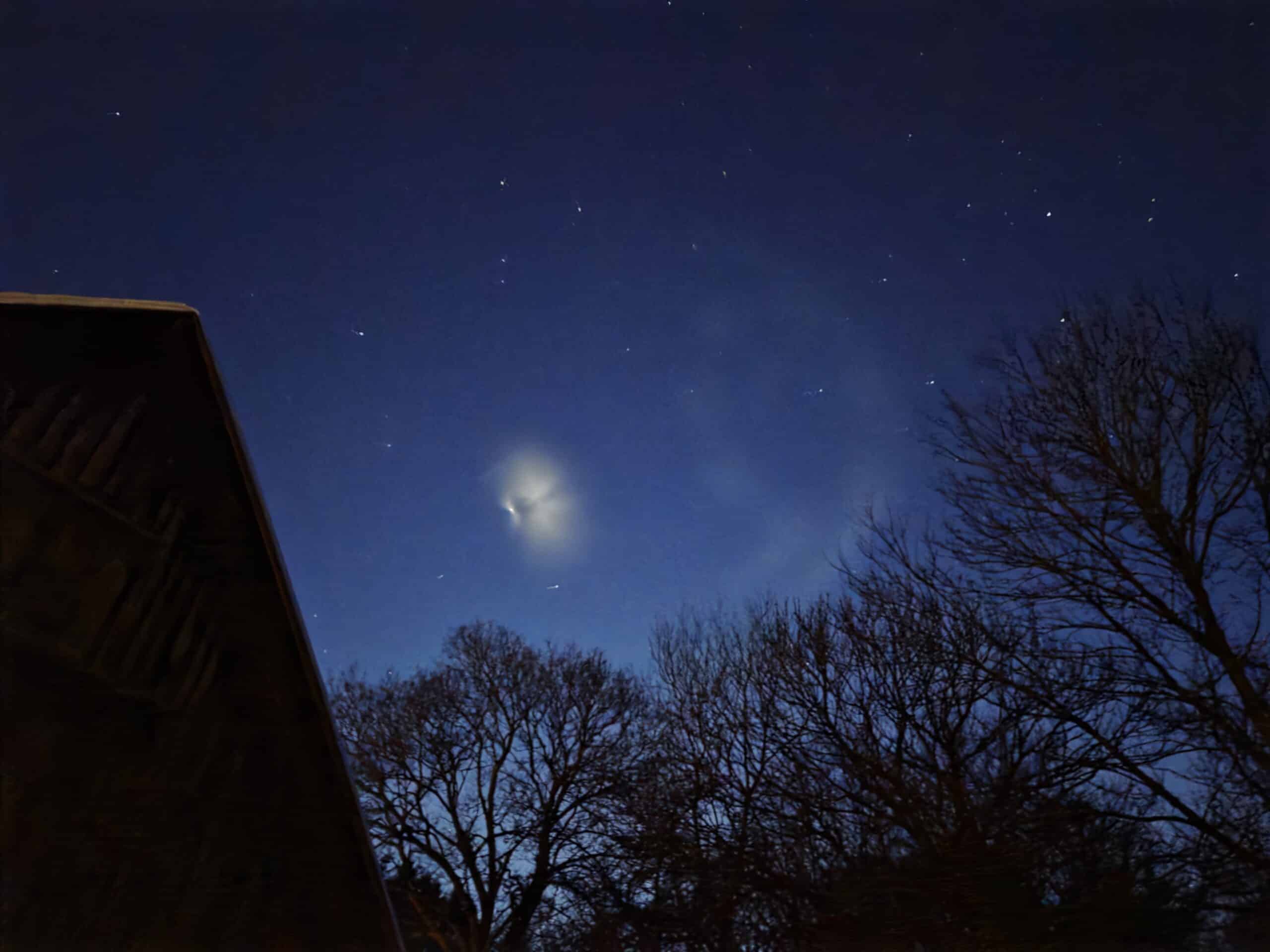 På et tidspunkt lignede fænomenet nærmest en gennemsigtig fuldmåne med en ordentlig bums i ansigtet nederst til venstre. Her set fra Djursland.