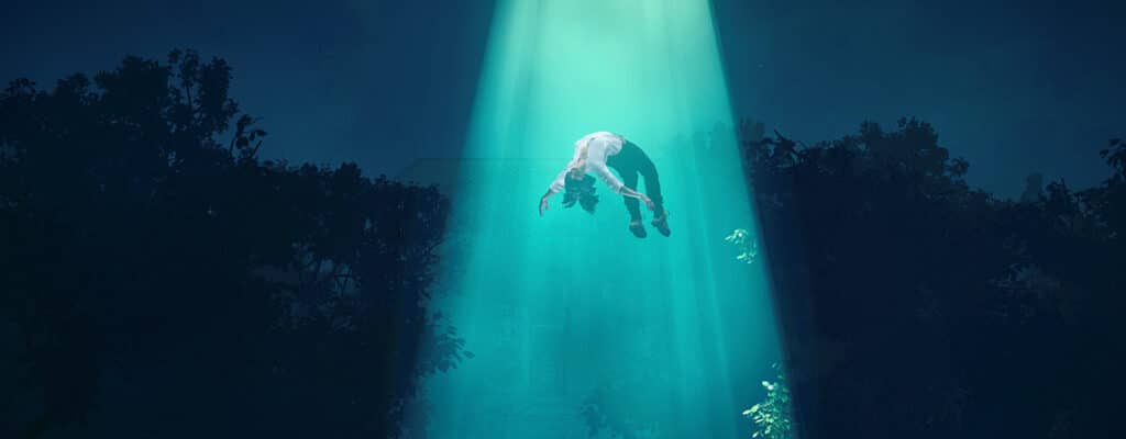 Ny dansk bog bruger søvnparalyse som en videnskabelig forklaring på beretninger om rumvæsner og bortførelser. Læs anmeldelsen af "Hack din hjerne".