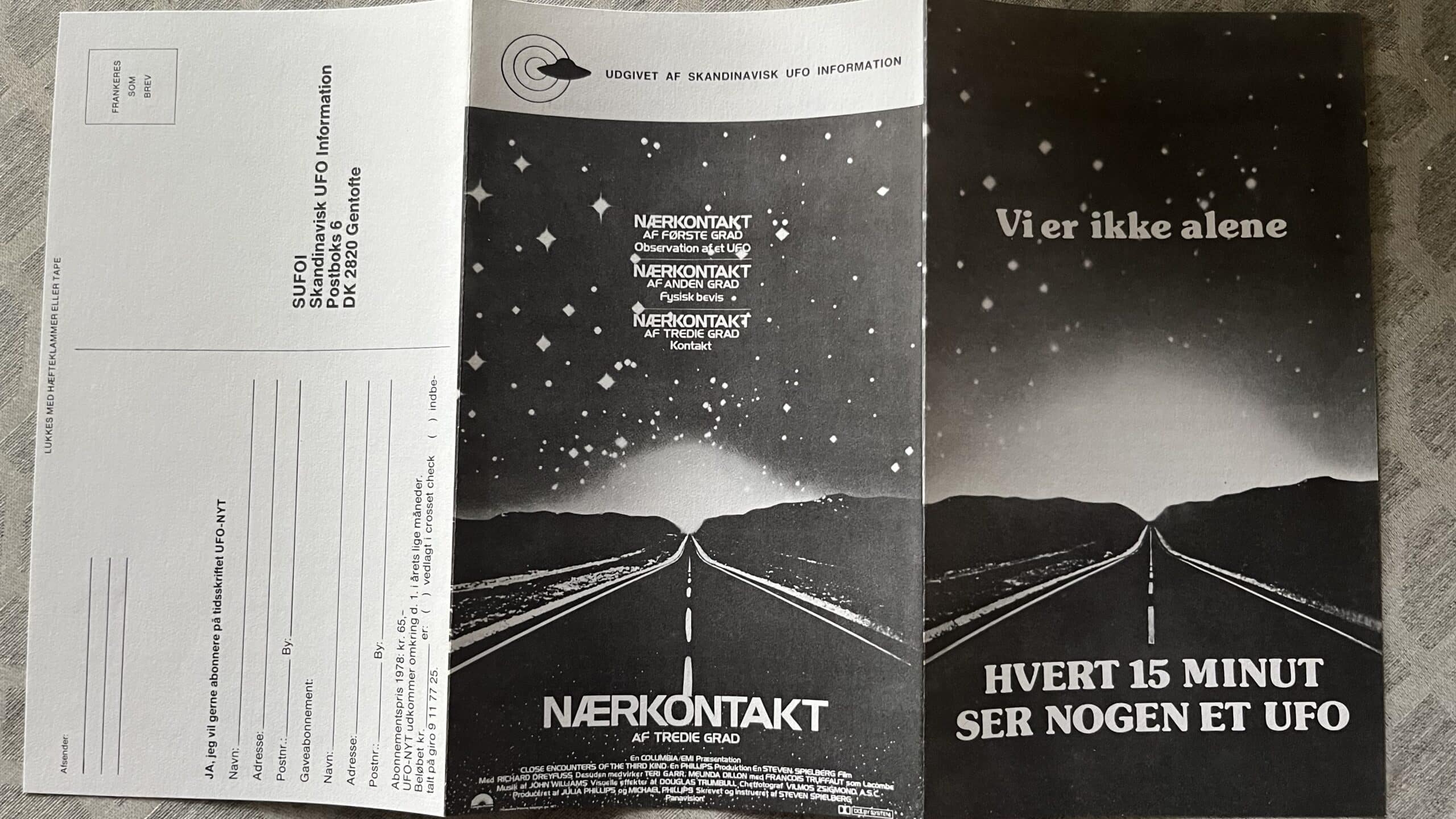 SUFOI’s lille reklamebrochure genbrugte filmplakaten på for- og bagside, og indeholdt et rapportskema og gav mulighed for at købe abonnement på bladet UFO-nyt indeni. Den kostede 8.9 øre pr. styk at producere, og den samlede regning endte derfor på 8900 kr. Det var en pæn slat penge dengang, men en god reklame for SUFOI.