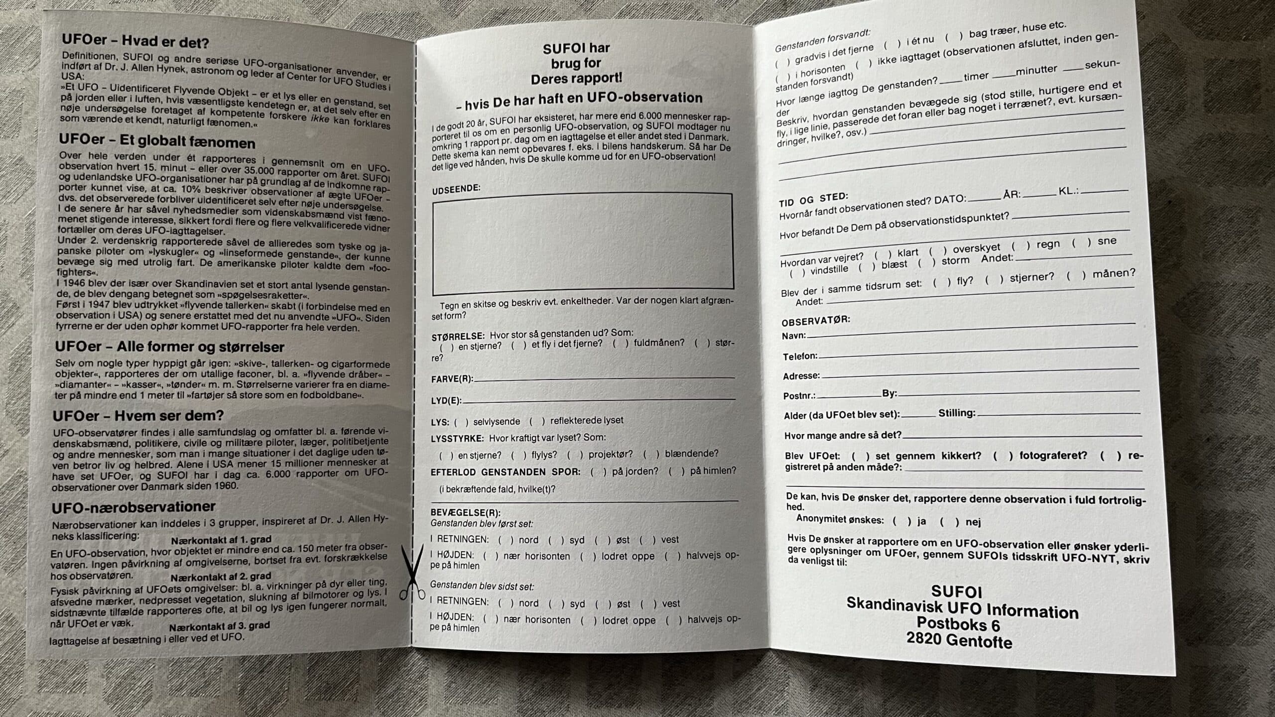 SUFOI’s lille reklamebrochure genbrugte filmplakaten på for- og bagside, og indeholdt et rapportskema og gav mulighed for at købe abonnement på bladet UFO-nyt indeni. Den kostede 8.9 øre pr. styk at producere, og den samlede regning endte derfor på 8900 kr. Det var en pæn slat penge dengang, men en god reklame for SUFOI.