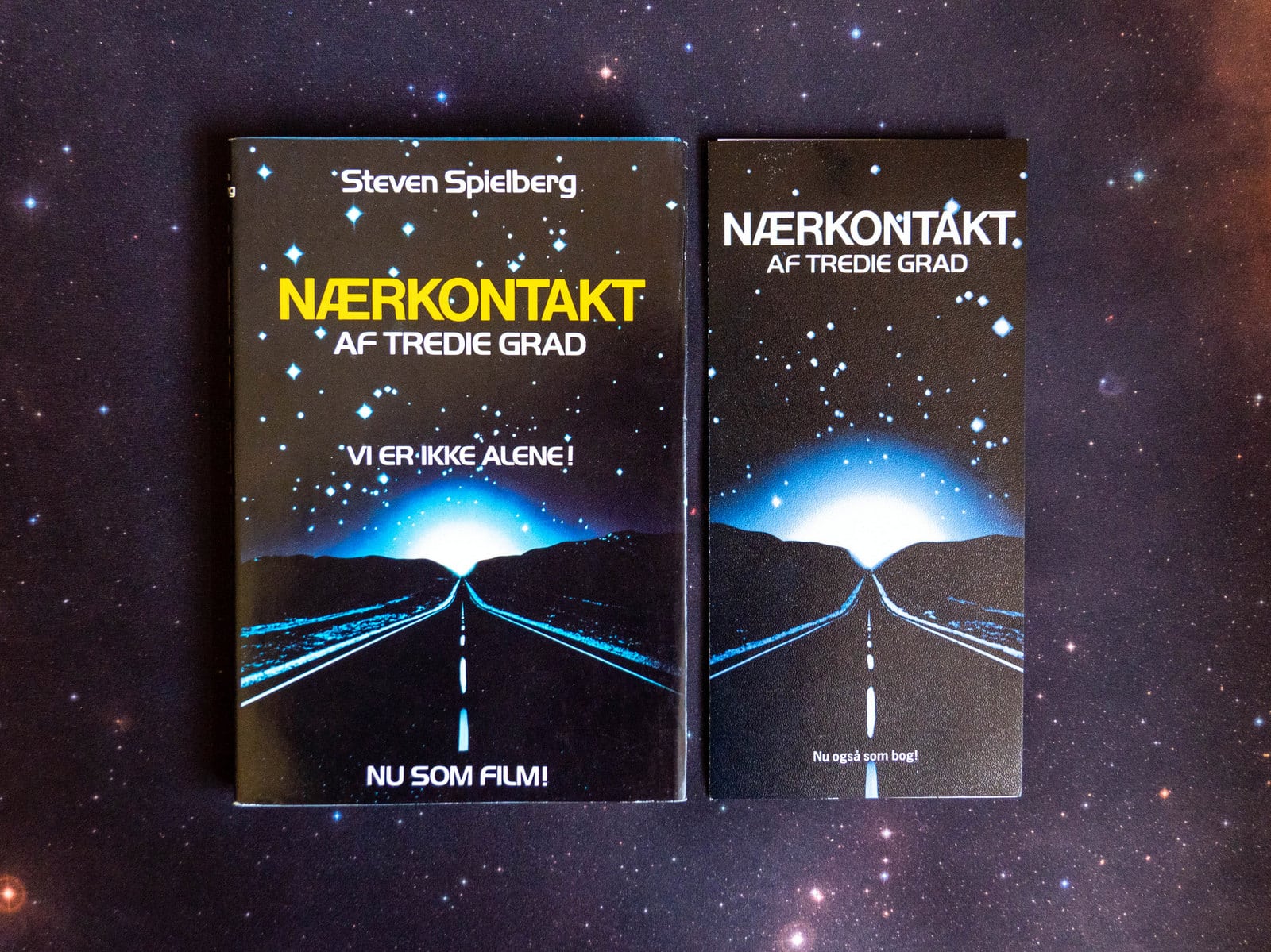 Med Close Encounters fyrede Columbia Pictures på alle kanoner, ikke mindst hvad angik merchandise. En stor del af dette nåede til Skandinavien, hvor noget udkom på dansk, andet på svensk og norsk.