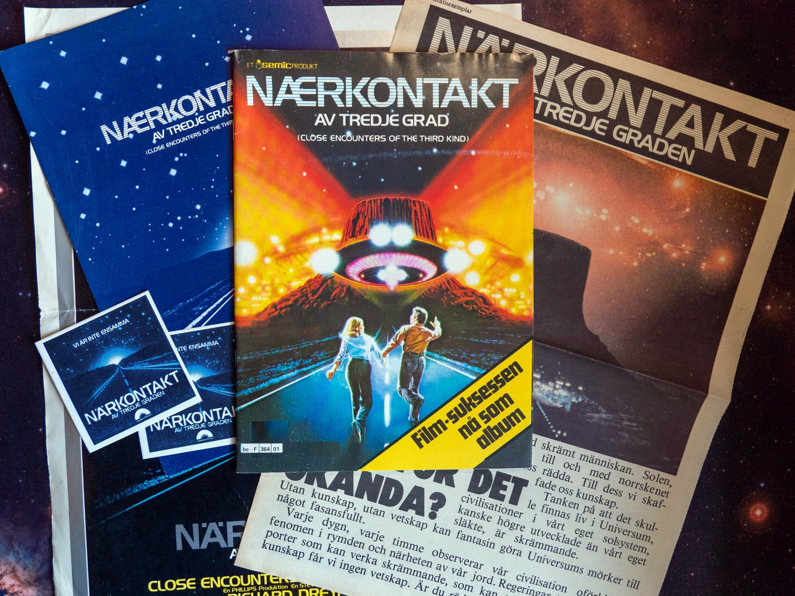 Med Close Encounters fyrede Columbia Pictures på alle kanoner, ikke mindst hvad angik merchandise. En stor del af dette nåede til Skandinavien, hvor noget udkom på dansk, andet på svensk og norsk.