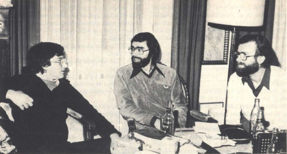 På billedet ses fra venstre en ung Steven Spielberg, SUFOIs daværende formand Erling Jensen, og UFO-NYT's redaktør Iver O. Kjems.