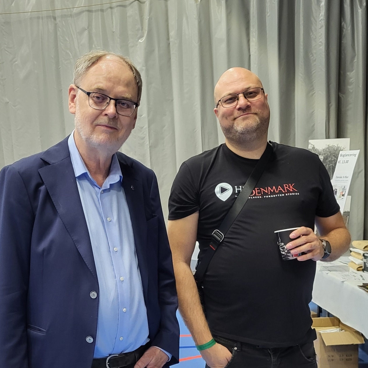 Undertegnede og Clas Svahn hænger ud ved SUFOI-standen forud for dagens boglancering.
