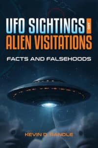 UFO Sightings and Alien Visitations – Facts and Falsehoods Af Kevin D. Randle 324 sider, illustreret, bibliografi og stikordsregister Visible Ink Press ISBN 978-1578598-78-6