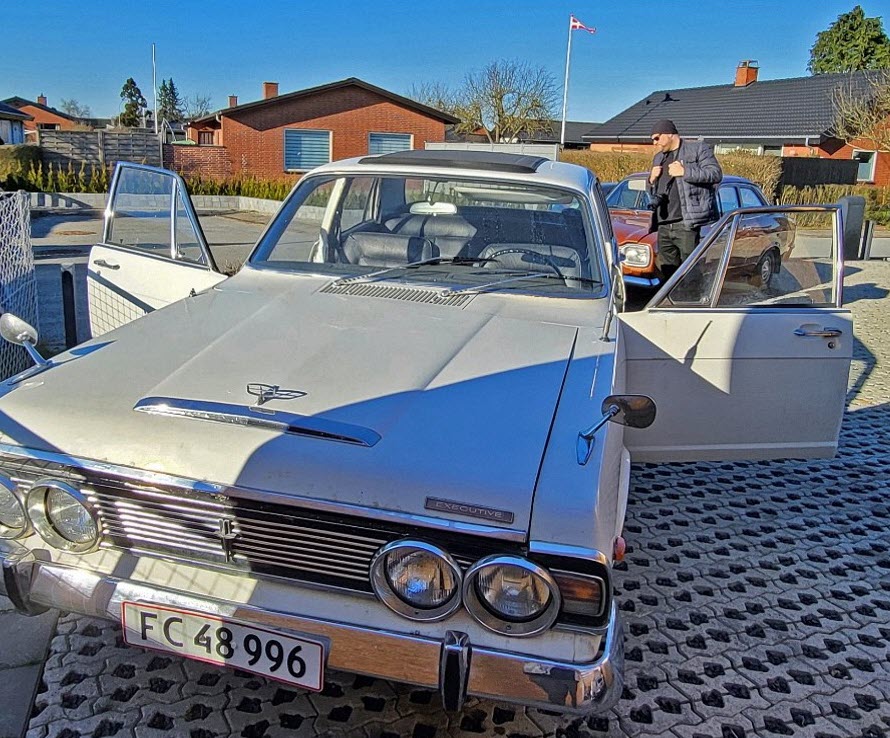 Denne Ford Zodiac "Executive" MK IV model er i det store hele identisk med den Ford Zodiac "Standard" MK IV-model, som politiet anvendte i 1970. I baggrunden ses SUFOI’s Thomas Brisson Jørgensen i gang med at gennemfotografere vognen.