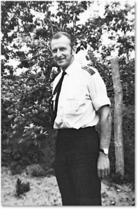 Politibetjent Evald Hansen Maarup fotograferet den 16. august 1970 ved sit hjem, af Kai Eskildsen Møller.