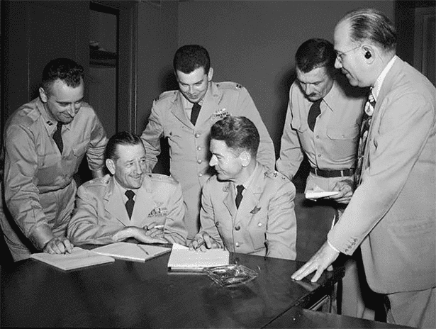 Edward J. Ruppelt (står som nummer 2 fra venstre) er kun 29 år gammel, da han indsættes som chef for først Project Grudge og senere Project Blue Book. Han dør, kun 37 år gammel, i 1960.