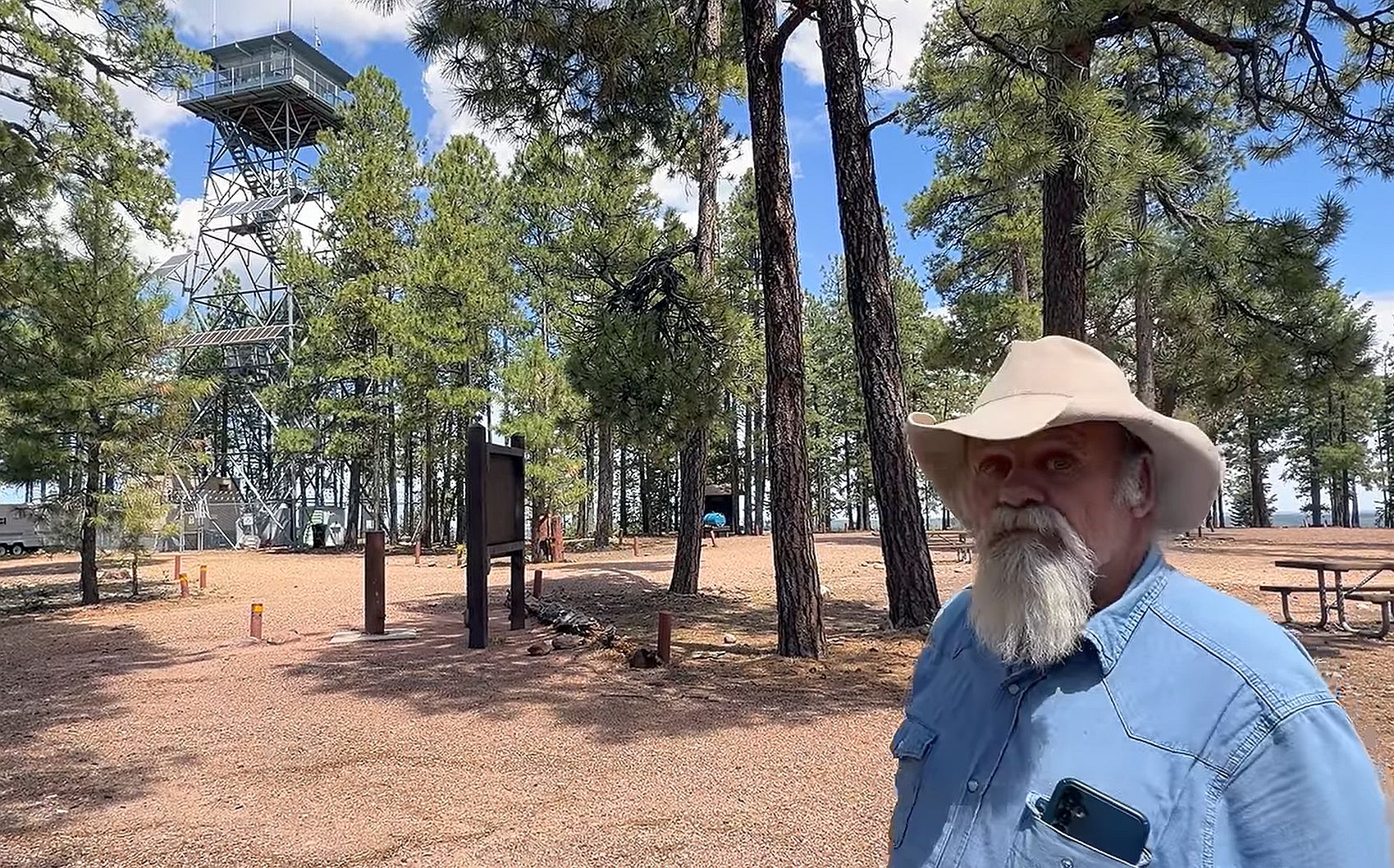Ved Gentry Tower fortæller Steve Pierce, at han er ”100 % sikker” på, at tårnets top var Travis Waltons ufo. (Foto: Stillfoto fra videoen ”Travis Walton UFO Hoax Exposed by Witness Steve Pierce”)